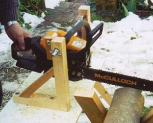 Support bracket bench for power chainsaw